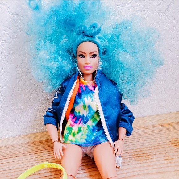 Barbie Extra Doll #4 Curvy Curly Blue Hair Girl Power Earrings Fanny Pack Jacket - Picture 5 of 15
